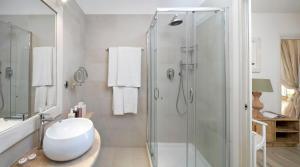 Koupelna v ubytování Gabbiano Azzurro Hotel & Suites