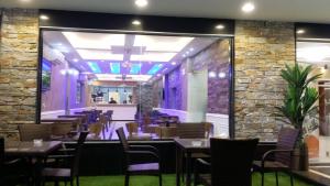 Restoran atau tempat lain untuk makan di Ashbilia Suites