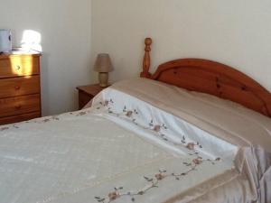 A bed or beds in a room at Alcorn Guest House 
