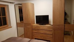 A television and/or entertainment centre at Ferienwohnung Kohlhofen