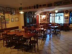 Um restaurante ou outro lugar para comer em Pub Hotel Ristorante Nigra