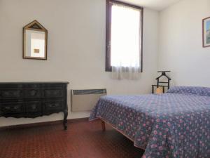 sypialnia z łóżkiem, komodą i oknem w obiekcie 4VSE-COB279 Appartement proche plage avec parking privé w mieście Collioure