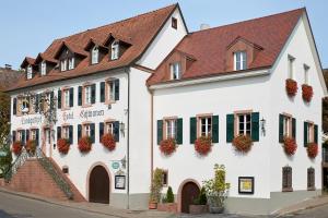 un bâtiment blanc avec des boîtes de fleurs sur son côté dans l'établissement Ferienhaus Rheintalblick, à Bad Bellingen
