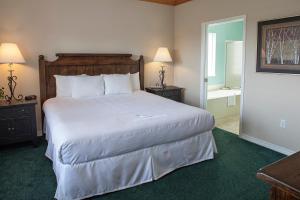 A bed or beds in a room at Palace View Resort by Spinnaker