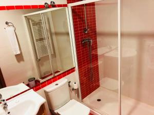 Un baño con ducha, inodoro y lavabo. en Hotel Viñas 17, en Teruel