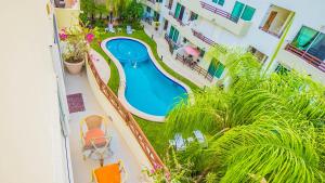 una vista aérea de una piscina en un edificio en Margaritas Condo by BVR, en Playa del Carmen