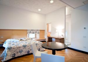 トッレ・アンヌンツィアータにあるPalazzo dei Concertiのベッドルーム1室(ベッド1台、テーブル、椅子付)