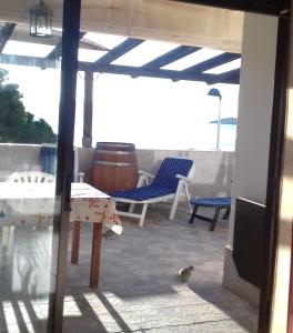 d'une terrasse avec des chaises, une table et une télévision. dans l'établissement Cala del Pino, à La Manga del Mar Meno
