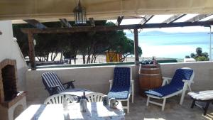 une terrasse avec une table et des chaises et la plage dans l'établissement Cala del Pino, à La Manga del Mar Meno