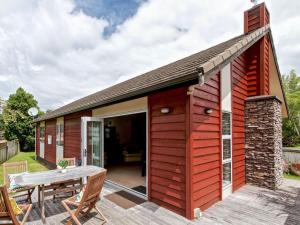 奥阿库尼Kotiri Chalet的小木屋 - 带甲板上的桌子