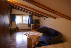 ein Wohnzimmer mit Sofa und Tisch in der Unterkunft Appartement Gschwandtner in Zell am See