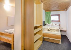 シュルンスにあるElke´s Sennhütteの小さなベッドルーム(ベッド1台、二段ベッド1組付)