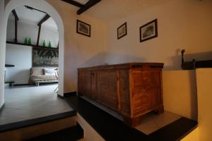 a hallway with a wooden cabinet in a room at Appartamento Melograno in San Bartolomeo al Mare