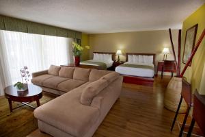 Postel nebo postele na pokoji v ubytování Ramada Plaza by Wyndham Waikiki