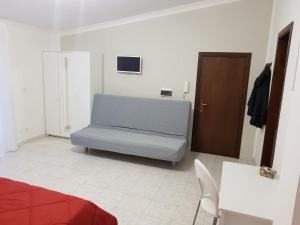 Habitación con cama, mesa y puerta en XXI Agosto Home, en Reggio Calabria