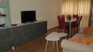 sala de estar con sofá, TV y mesa en Jaca Centrum en Jaca