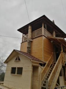 uma grande casa de madeira com um deque envolvente em Tree House em Sófia
