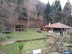 uma casa com uma escada que leva a uma casa em Tree House em Sófia