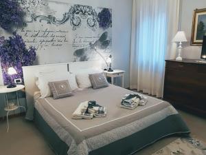 ヴェネツィアにあるAppartamento Ca' Di Niveのベッドルーム1室(ベッド1台、タオル2枚付)