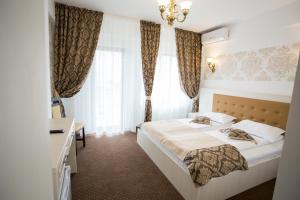 Кровать или кровати в номере Hotel-Restaurant Ayan Piatra Neamt