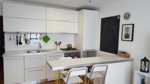 Kuchyň nebo kuchyňský kout v ubytování Chic apartment