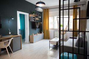 un soggiorno con letto e scrivania di Ideal Apartment a Bucarest