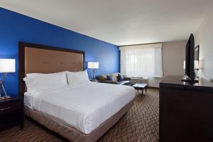 TV a/nebo společenská místnost v ubytování Holiday Inn Express San Bernardino Colton by IHG