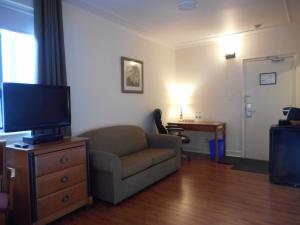 TV a/nebo společenská místnost v ubytování Hotel St-Denis