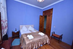 - une chambre avec un lit et 2 serviettes dans l'établissement Shorena's House, à Zugdidi