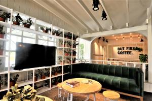 a living room with a green couch and a coffee table at Hotel Dollar in Punta del Este