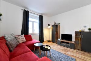 Televízia a/alebo spoločenská miestnosť v ubytovaní Block Apartment Maks