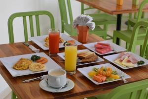 Options de petit-déjeuner proposées aux clients de l'établissement Del Mar Hotel