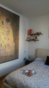 una camera da letto con un piatto di cibo su un letto di Appartamento Comodo a Pisa