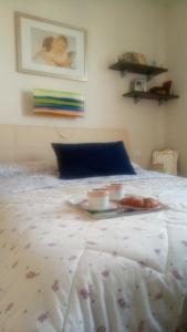 ピサにあるAppartamento Comodoのベッドの上に皿を盛り付けた食品