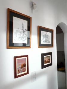un grupo de fotos colgando de una pared en Casa Kolla en Salta