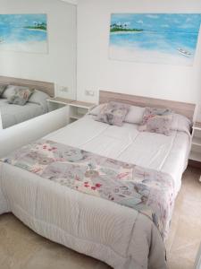 トレモリノスにあるCarihuela Sun Beachのベッドルーム(大きな白いベッド、枕付)