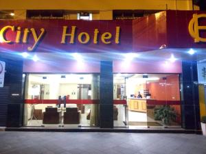 un hôtel de ville avec un panneau à l'avant dans l'établissement City Hotel PF, à Passo Fundo