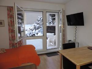 レンツァーハイデにあるAstoria (174 Se)のベッドルーム1室(雪に覆われた木の景色を望む窓付)