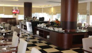 Java Palace Hotel tesisinde bir restoran veya yemek mekanı