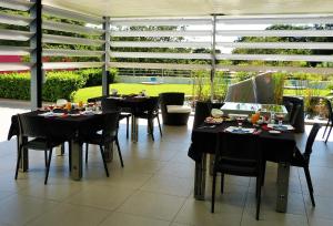 un comedor con mesas y sillas en un restaurante en Serene-estate Boutique Guesthouse, en St Lucia