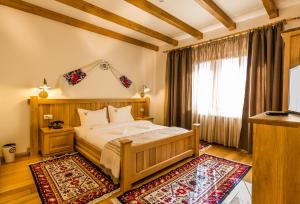 Un pat sau paturi într-o cameră la Dacii Liberi Resort and Spa