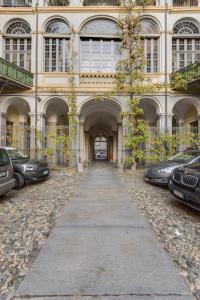 un edificio con coches estacionados frente a él en Acadamis - Apartment Cleopatra, en Turín