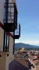 een balkon met uitzicht op de stad bij Hostal El Eden in Zacatlán