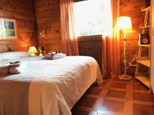 Un dormitorio con una cama blanca y una ventana. en Villa Rosemada, Mondello, en Palermo 27 fotos más
