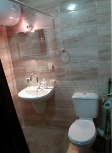 ルセにあるRuse Central Studioのバスルーム(白いトイレ、シンク付)