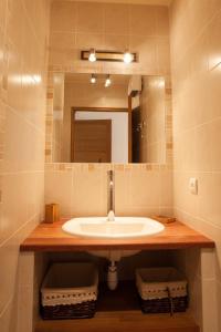 サゴーヌにあるSci Albelluのバスルーム(洗面台、鏡付)