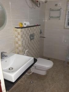 Ванна кімната в Bulande Comforts-Service Apartment ITPL Whitefield