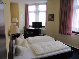 Llit o llits en una habitació de Hotel Wettin