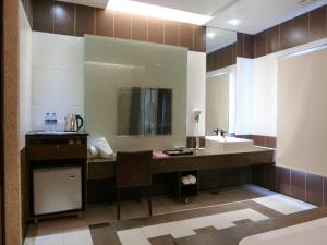 A bathroom at Mambo Impression Motel