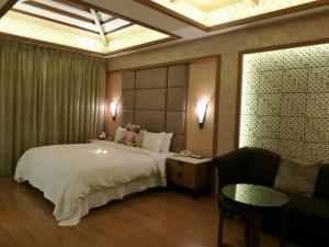a hotel room with a bed and a couch at Mambo Impression Motel in Chaozhou